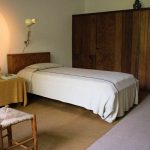 simple and soft durable white bedsheet set